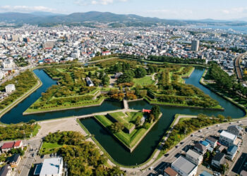 Vista do alto, uma fortaleza japonesa revela uma estrela de cinco pontas inspirada nas defesas europeias para enfrentar uma nova era de armas de fogo