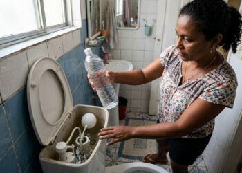 É por isso que garrafas de plástico no reservatório da privada parecem economizar água, mas podem prejudicar a descarga