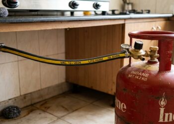 A mangueira de gás vencida há mais de cinco anos continua aparentemente íntegra por fora enquanto endurece por dentro, e a data de validade vem impressa em um ponto que quase ninguém procura