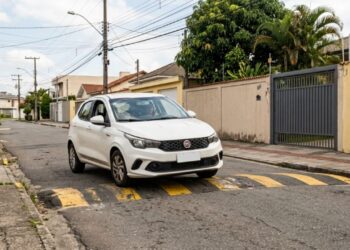 Mecânico que troca amortecedor há 18 anos diz que 7 em cada 10 carros chegam com a peça arruinada pelo mesmo hábito na lombada, e mostra a velocidade exata que preserva o conjunto