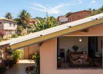Ao comparar telha sanduíche com telha cerâmica, o metro quadrado é mais caro no primeiro: o ganho real está no isolamento térmico e na redução do gasto com ar-condicionado