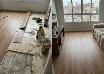 Instalador de piso que reforma sala faz sempre o mesmo alerta: piso vinílico colado direto sobre cerâmica antiga sem regularização pode marcar ou ondular, e laminado sem a manta exigida pelo fabricante pode transmitir mais ruído ao apartamento de baixo