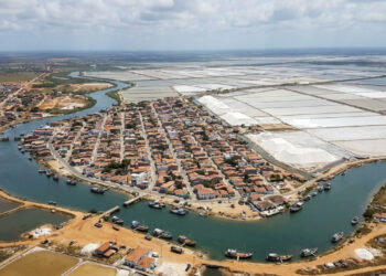 A cidade do Nordeste onde vento e terreno favorecem a indústria do sal e enormes pirâmides brancas viraram paisagem turística