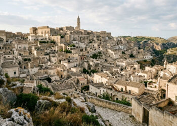 A cidade italiana onde mais de mil antigas moradias se misturam a cavernas, igrejas, oficinas e cisternas escavadas diretamente na pedra