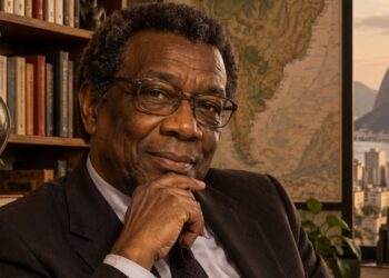 Milton Santos e a Geografia Crítica, em reflexão sobre a desigualdade: "Existem apenas duas classes sociais, as do que não comem e as do que não dormem com medo da revolução dos que não comem."