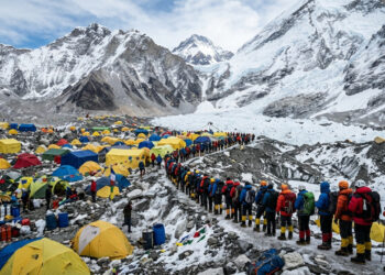 Cada temporada de escalada deixa milhares de litros de urina na neve do Everest, e um estudo estima que isso ajude a derreter cerca de 150 toneladas de gelo por ano: o número parece pequeno perto do aquecimento global, mas mostra o que muda quando a montanha vira fila