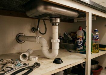 Marido de aluguel que faz pequenos reparos revela que 70% dos chamados são problemas que o próprio morador causou apertando demais registro, torneira, sifão e válvula de descarga, e mostra a força certa para cada um