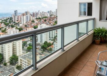 Vidraceiro se recusa a instalar guarda-corpo de vidro temperado na sacada e explica ao cliente por que a norma técnica exige laminado naquele ponto específico da casa