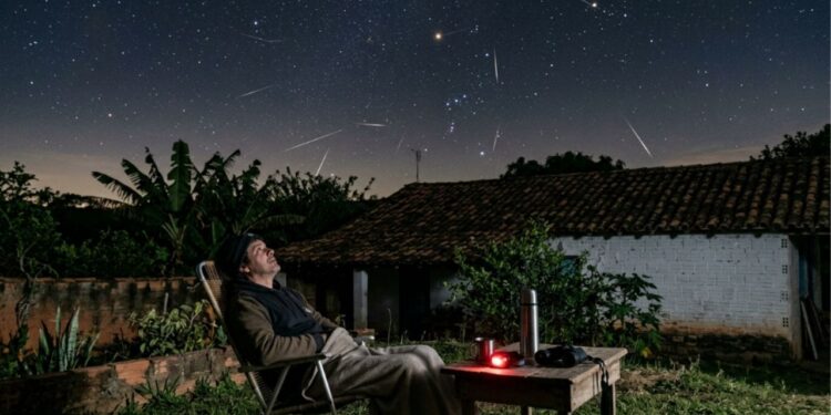 Chuva de meteoros visível a olho nu no Brasil: a noite de pico, para que lado olhar e como a Lua e a poluição da cidade atrapalham