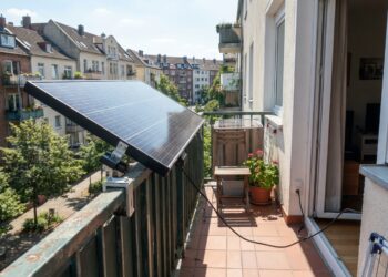 Painel solar de varanda vira febre na Alemanha: 1 milhão de lares já usam minigeradores de 800 watts direto na tomada