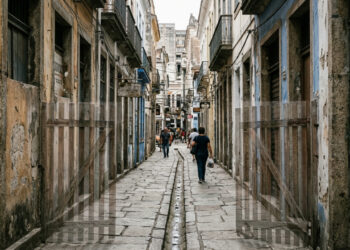 A rua mais estreita do Brasil tem largura menor que um carro popular, dois moradores não passam de frente ao mesmo tempo, e a regra de quem cede passagem nunca foi escrita em lugar nenhum