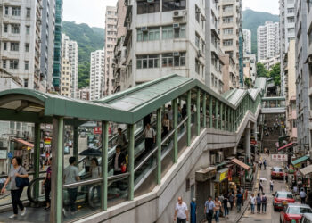 A cidade onde um sistema de escadas rolantes de 800 metros muda de sentido conforme o horário para levar moradores morro acima e abaixo