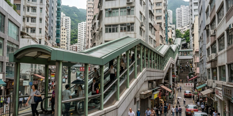 A cidade onde um sistema de escadas rolantes de 800 metros muda de sentido conforme o horário para levar moradores morro acima e abaixo