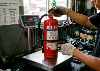 O extintor de carro que está debaixo do banco pode estar vencido e você nem sabe: a validade é de 5 anos para pó ABC, mas o ponteiro do manômetro na faixa verde não garante que a carga ainda sai, o teste é pesar o extintor e comparar com o peso marcado na etiqueta