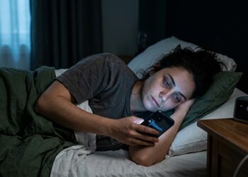 Luz do celular à noite: estudo revela impacto direto no sono profundo e na redução da melatonina no corpo