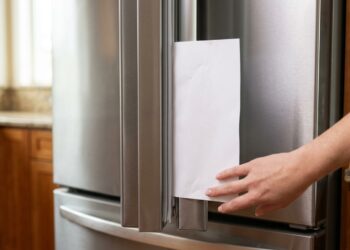 Borracha de vedação frouxa na geladeira aumenta consumo em 30%: o teste do papel revela o vazamento de ar frio - Imagem ilustrativa (Gemini)