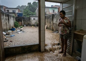 Morador cimenta o quintal inteiro para acabar com a lama e passa a ver água entrando pela lavanderia em toda chuva forte: o piso novo ficou mais alto que a soleira, o caimento foi invertido sem ninguém perceber e a porta virou o ponto mais baixo do terreno
