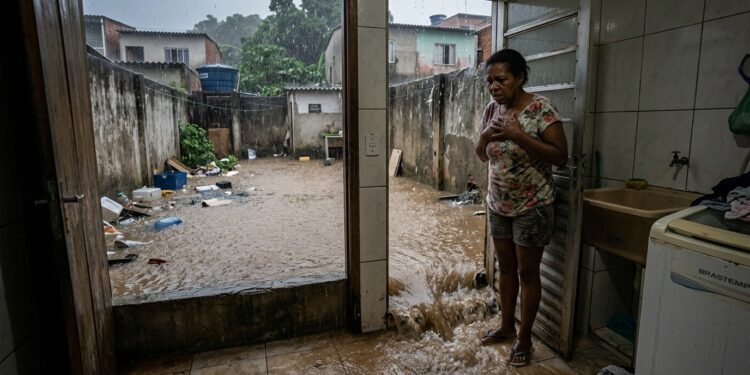 Morador cimenta o quintal inteiro para acabar com a lama e passa a ver água entrando pela lavanderia em toda chuva forte: o piso novo ficou mais alto que a soleira, o caimento foi invertido sem ninguém perceber e a porta virou o ponto mais baixo do terreno