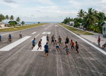 A pista do aeroporto internacional é o principal espaço público do país: quando o último avião decola, ela vira campo de futebol, quadra de vôlei, pista de bicicleta e sala de estar coletiva