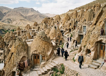 Um povoado iraniano ainda tem famílias vivendo dentro de cones de rocha vulcânica, com quartos, cozinhas e janelas escavados diretamente na pedra