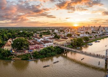 Vista de Rio Branco com o rio Acre, a Passarela Joaquim Macedo e construções históricas da região da Gameleira. - (Imagem gerada por inteligência artificial-ChatGPT/Olhar Digital)