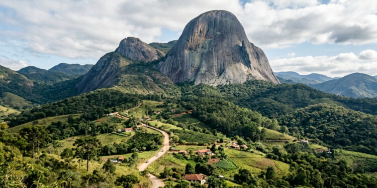 A cidade capixaba que fica aos pés da Pedra Azul de 1.822 metros e limita a altura das construções para preservar a paisagem