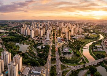 Vista aérea de Sorocaba ao entardecer, com prédios, avenidas arborizadas e áreas verdes distribuídas pela cidade. - (Imagem gerada por inteligência artificial-ChatGPT/Olhar Digital)