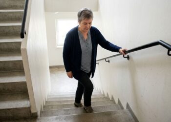 Levantar pesos é ótimo, mas estudos sobre atividade física mostram: “Subir e descer escadas pode acrescentar exercício vigoroso à rotina”