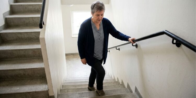 Levantar pesos é ótimo, mas estudos sobre atividade física mostram: “Subir e descer escadas pode acrescentar exercício vigoroso à rotina”