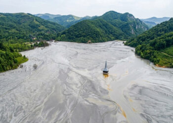 Uma aldeia foi submersa pelo rejeito de uma mina de cobre, e uma igreja do século XIX ainda resiste no lago de estéril