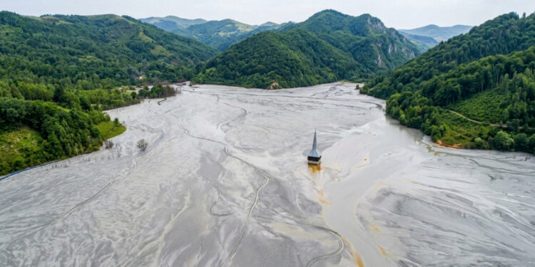 Uma aldeia foi submersa pelo rejeito de uma mina de cobre, e uma igreja do século XIX ainda resiste no lago de estéril