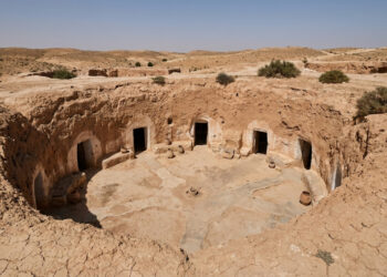 No deserto da Tunísia, famílias construíram casas para baixo em vez de para cima, cavando enormes pátios no chão e abrindo quartos diretamente nas paredes subterrâneas