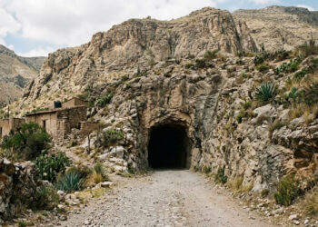 O acesso principal ao povoado é o túnel Ogarrio, 2,3 quilômetros furados na rocha maciça e inaugurados em 1901, com pista única: os carros esperam até liberarem o sentido