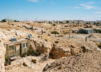 A cidade australiana onde 60% dos moradores vivem em casas escavadas na rocha porque o calor chega a 48 °C, e dentro fica entre 20 e 24 °C sem ar-condicionado