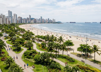 A cidade do litoral paulista onde fica o maior jardim de praia do mundo, são 5.335 metros, 920 canteiros e 1.088 palmeiras reconhecidos pelo Guinness, ao lado de um porto que movimenta um quarto do comércio brasileiro