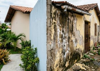 Mancha reaparece mesmo com tinta nova e infiltração do vizinho explica o problema