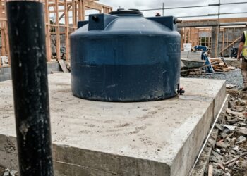 Caixa d'água de 1.000 litros exige base rígida e nivelada