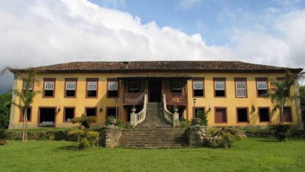Fazendas erguidas durante a fortuna do café cercam uma cidade onde sobrados históricos dividem espaço com cachoeiras e uma farmácia que funciona no mesmo endereço desde 1830