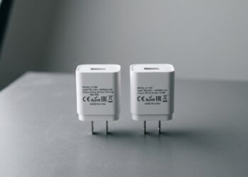 Dois carregadores semelhantes podem entregar potências muito diferentes - Imagem criada por inteligência artificial (ChatGPT / Olhar Digital)