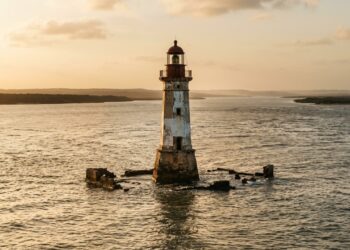 O povoado do litoral brasileiro que desapareceu sob o mar e ainda deixa ruínas perto de um farol instalado em 1873