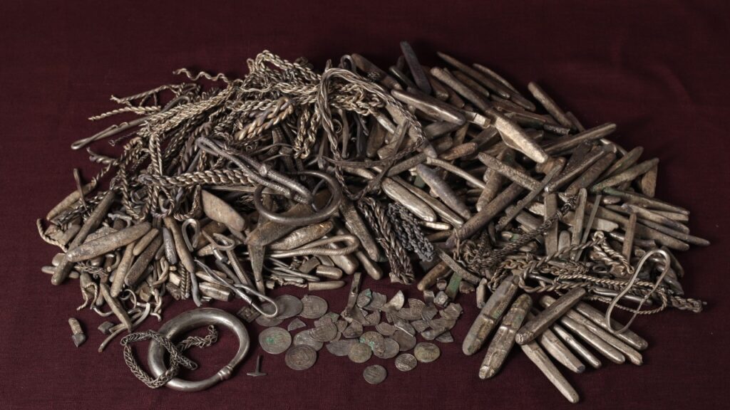Dono de casa encontra 18,5 kg de prata viking enterrados no quintal, e o tesouro reúne cerca de 700 objetos de mais de 1.000 anos