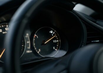 Para que serve o triângulo pequeno impresso ao lado do marcador de combustível no painel: ele indica de que lado fica a tampa do tanque, existe desde 1989 e a maioria dos motoristas nunca reparou