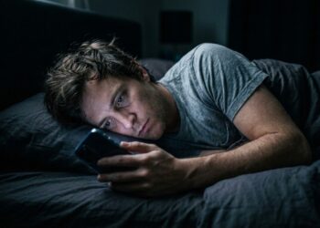 Checar o e-mail no domingo à noite pode atrapalhar seu sono, e o problema começa depois que você fecha o aplicativo
