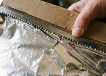 Para que serve a borda serrilhada encontrada em algumas caixas de papel-alumínio e como ela deve ser usada