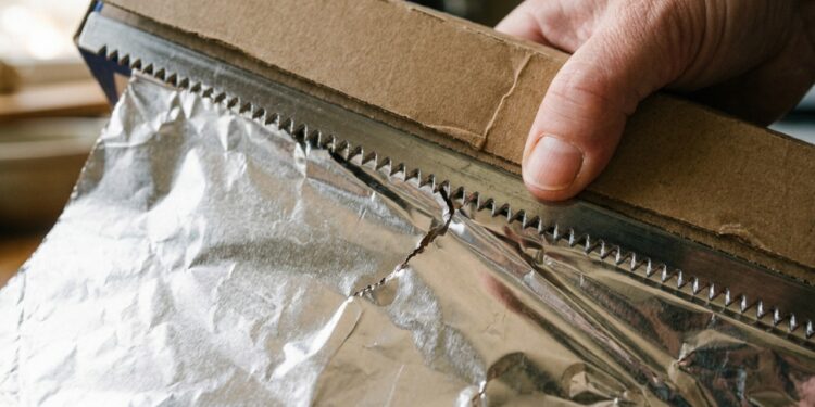 Para que serve a borda serrilhada encontrada em algumas caixas de papel-alumínio e como ela deve ser usada
