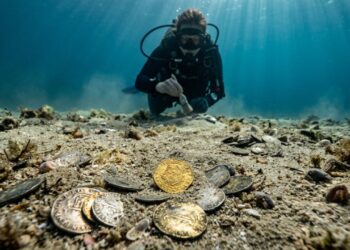 Mergulhadores recuperam mais de 1.000 moedas de ouro e prata de uma frota espanhola que afundou em 1715 na Flórida