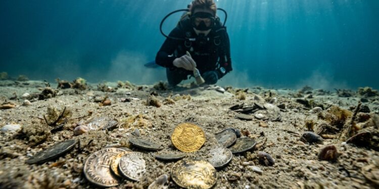 Mergulhadores recuperam mais de 1.000 moedas de ouro e prata de uma frota espanhola que afundou em 1715 na Flórida