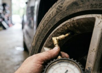 Borracheiro com 25 anos de oficina diz que o pneu murcho em 3 libras a menos já aumenta o consumo em cerca de 4%, come o ombro da banda em 5 mil quilômetros e que o número certo nunca é o que está escrito no pneu, e sim na etiqueta da porta do motorista