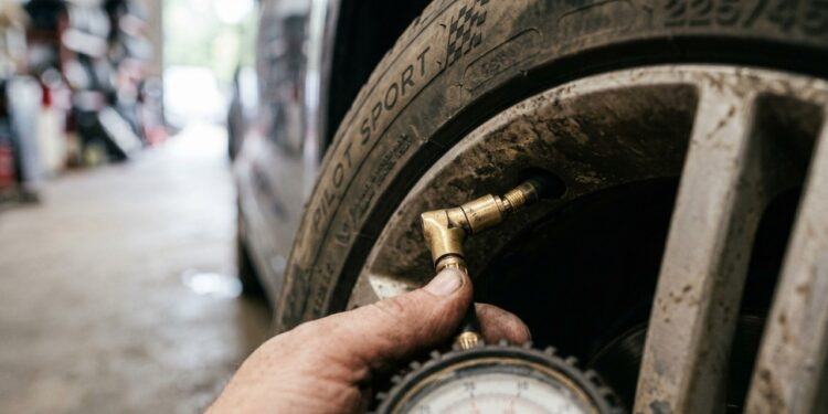Borracheiro com 25 anos de oficina diz que o pneu murcho em 3 libras a menos já aumenta o consumo em cerca de 4%, come o ombro da banda em 5 mil quilômetros e que o número certo nunca é o que está escrito no pneu, e sim na etiqueta da porta do motorista