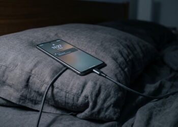 O erro que 9 em cada 10 pessoas cometem ao usar o carregador de celular à noite